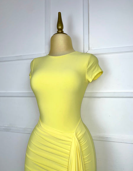 Vestido amarillo stretch con olán