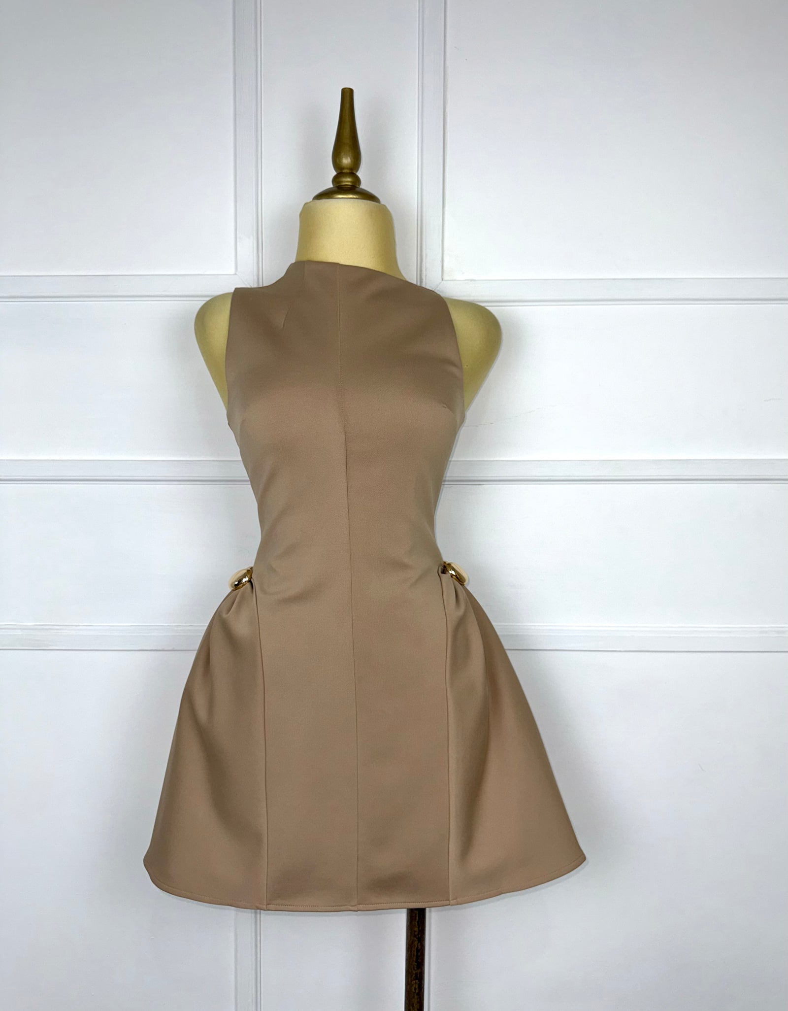 Vestido café con broches dorados