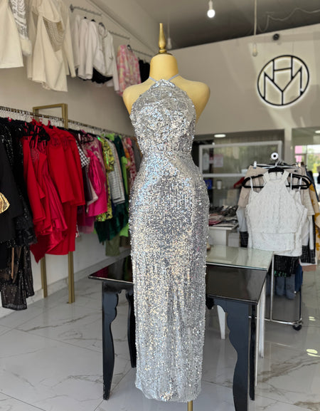 Vestido plata largo lentejuelas con flor