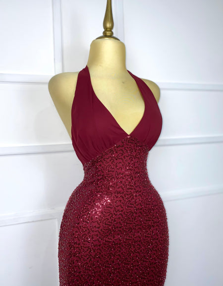 Vestido tinto largo con lentejuelas y chaquiras