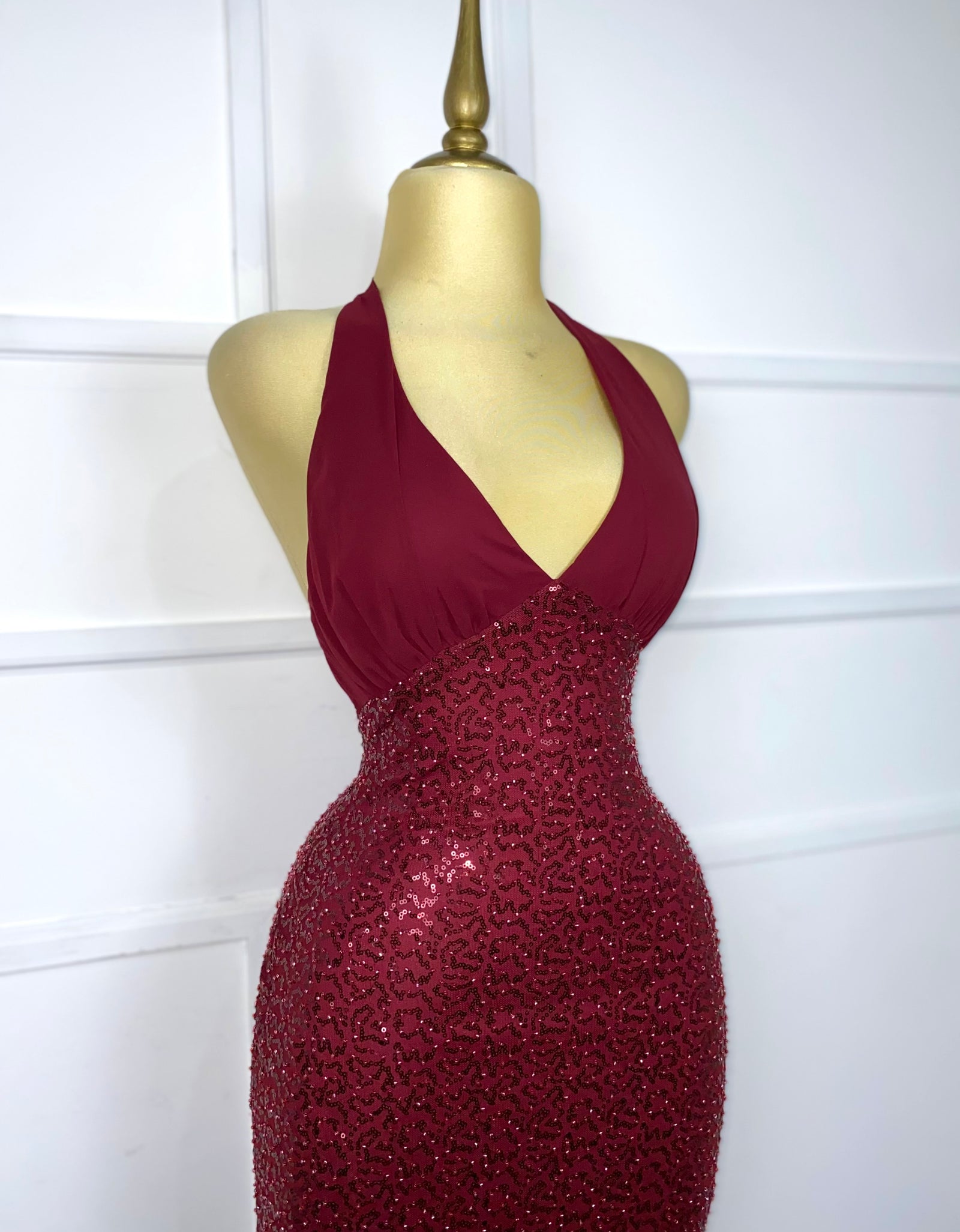 Vestido tinto largo con lentejuelas y chaquiras