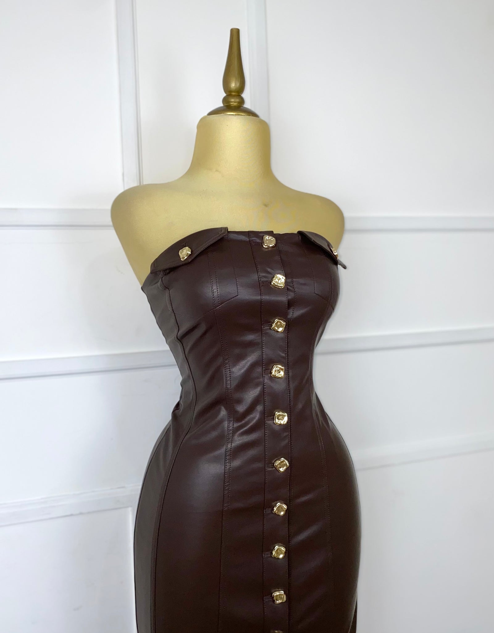 Vestido vinipiel strapless con botones dorados