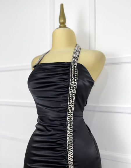 Vestido negro largo satín con pedrería