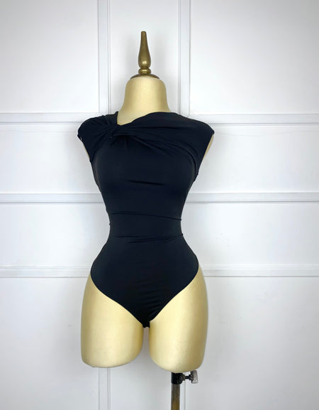 Bodysuit negro asimétrico con nudo