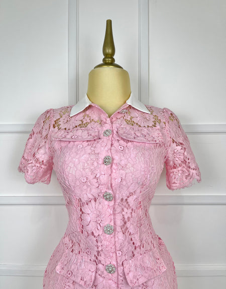 Vestido rosa de encaje con botones