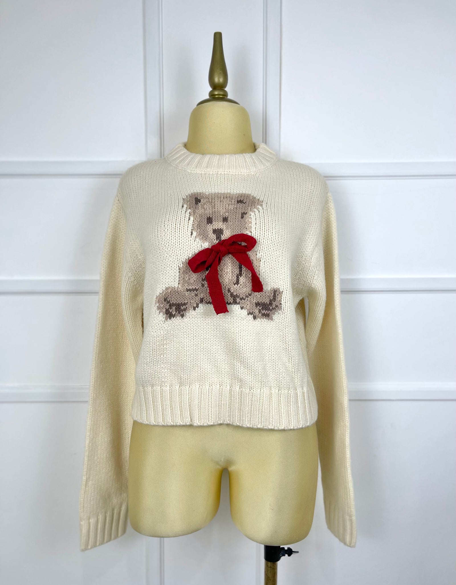 Suéter beige tejido con oso