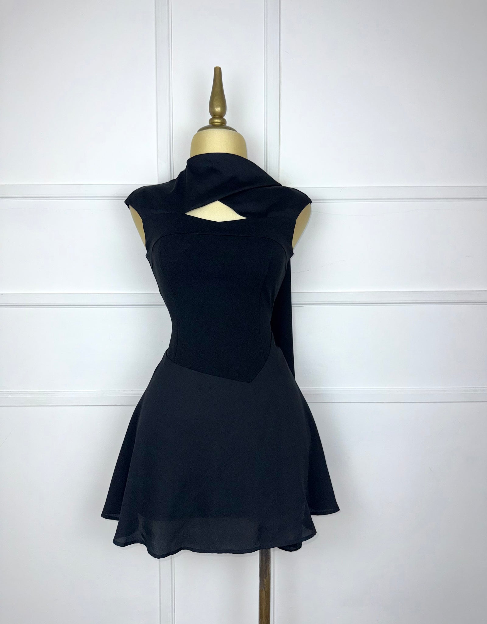Vestido corto negro con olan