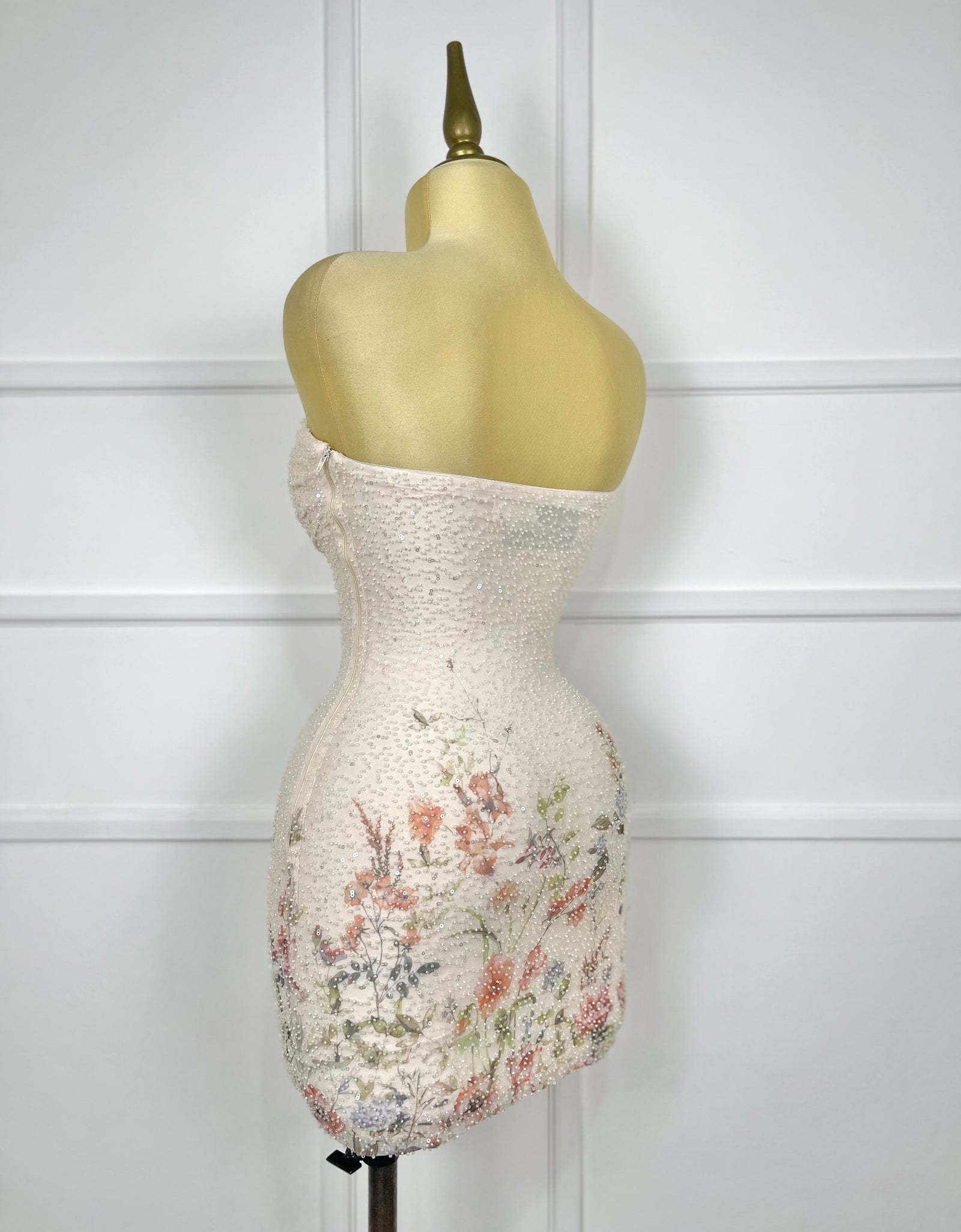 Vestido strapless con pedrería y lentejuela