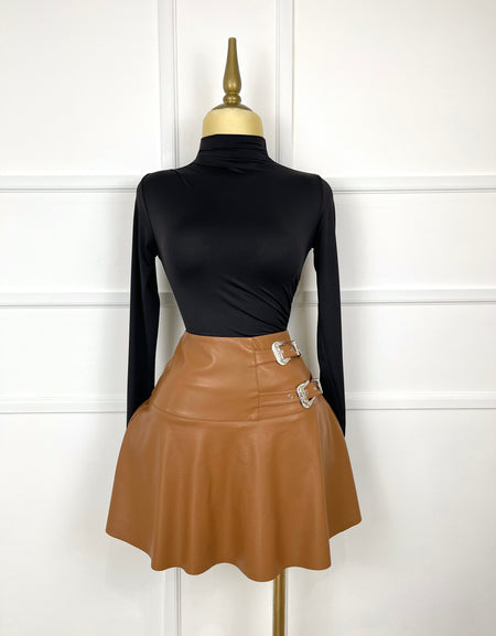 Short falda camel vinipiel con hebillas