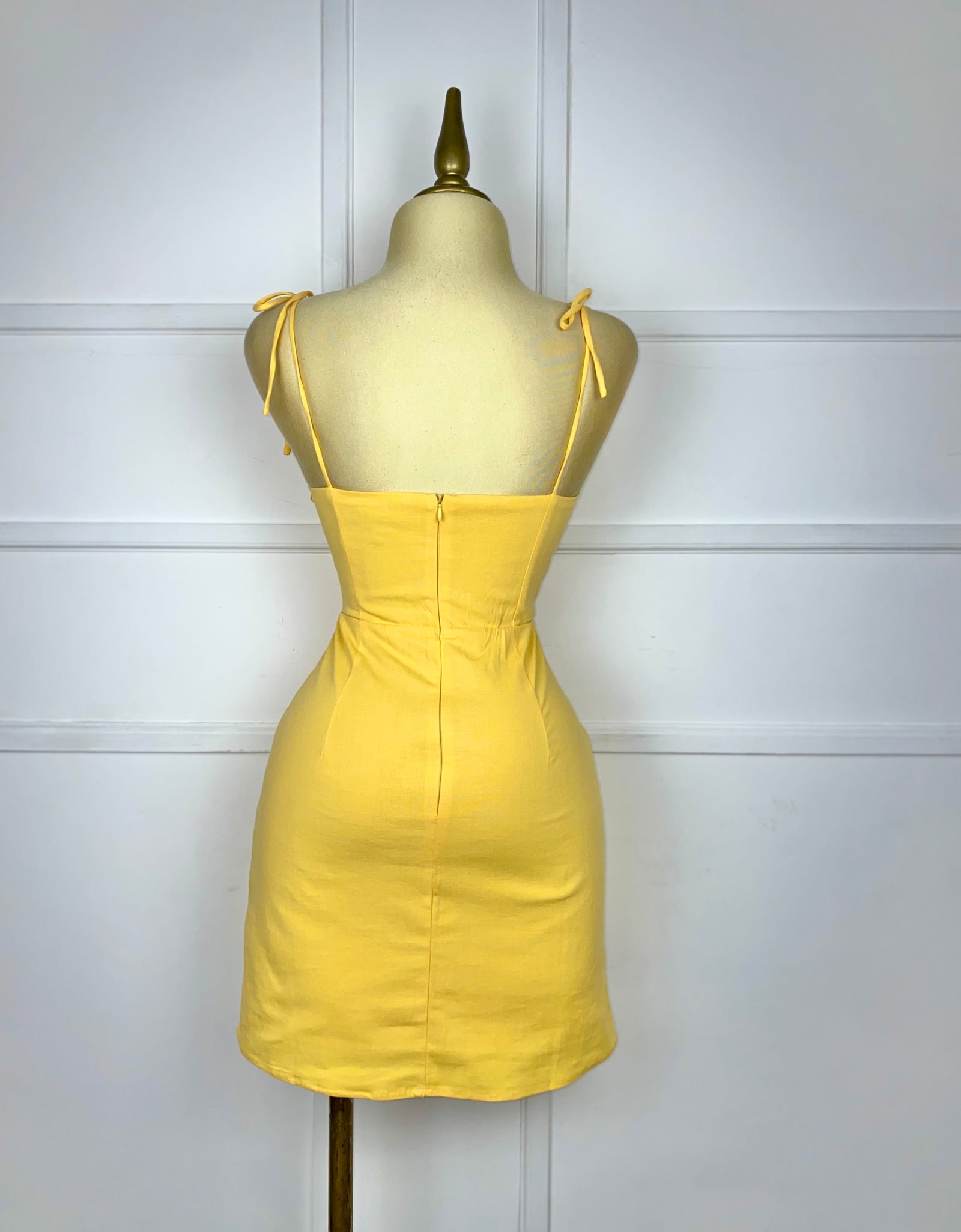 Vestido liso mostaza con flor