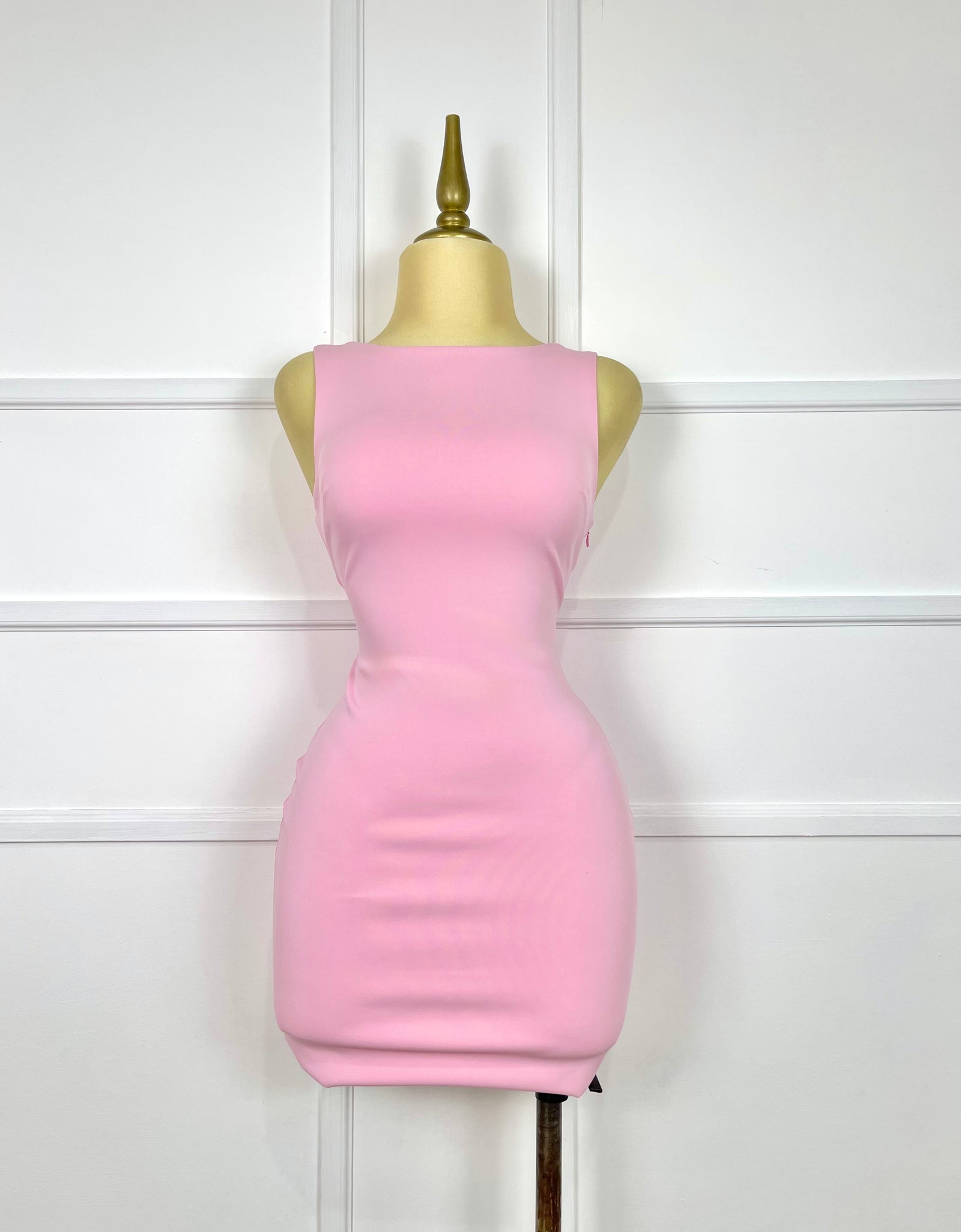 Vestido rosa pastel con nudo en espalda