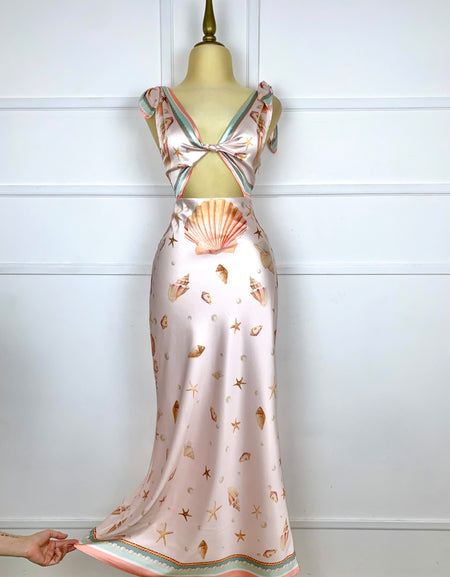 Vestido rosa con estampado de conchas