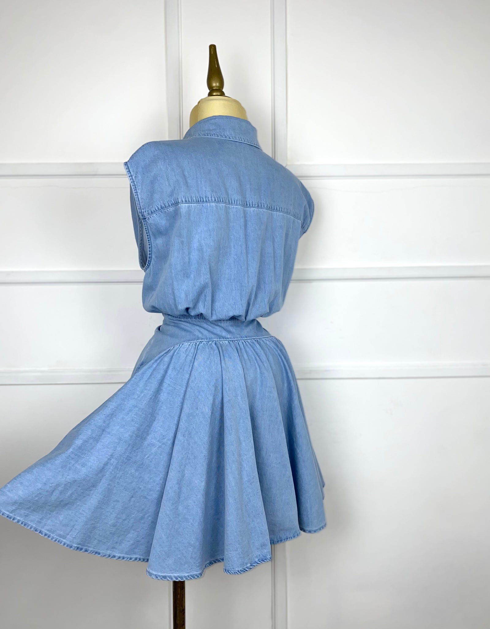 Vestido corto de mezclilla con botones