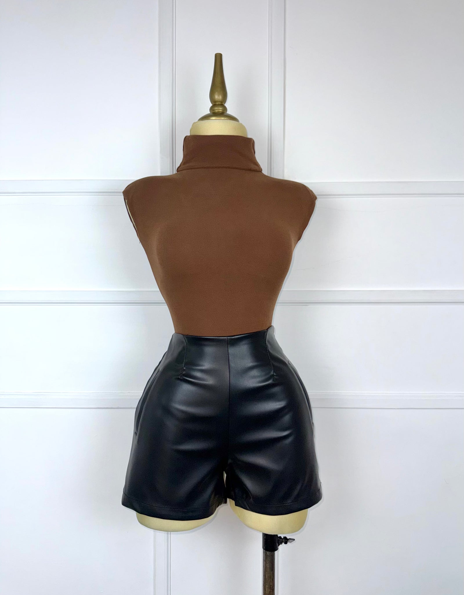 Short liso vinipiel