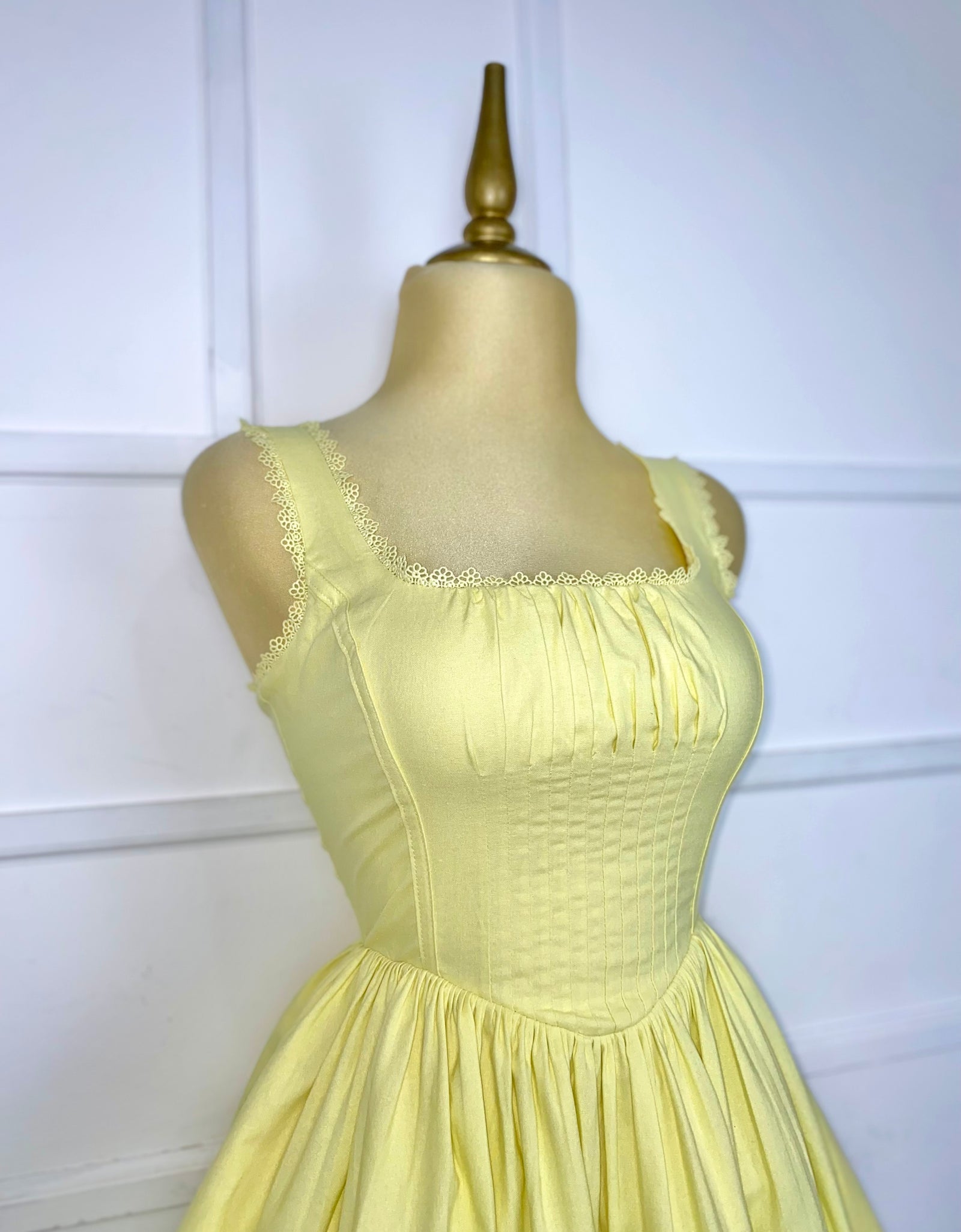 Vestido amarillo con cordones y tul
