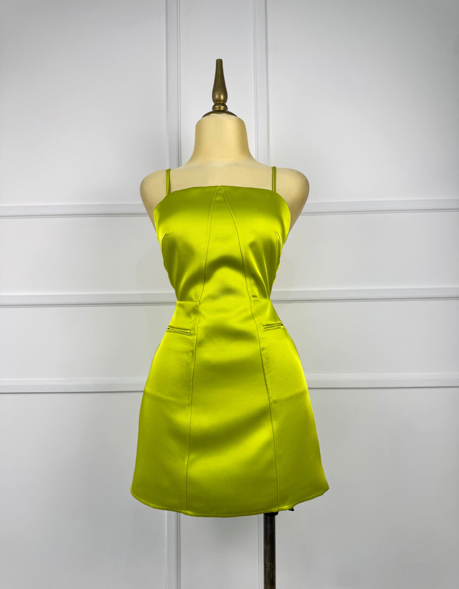 Vestido corto verde satín