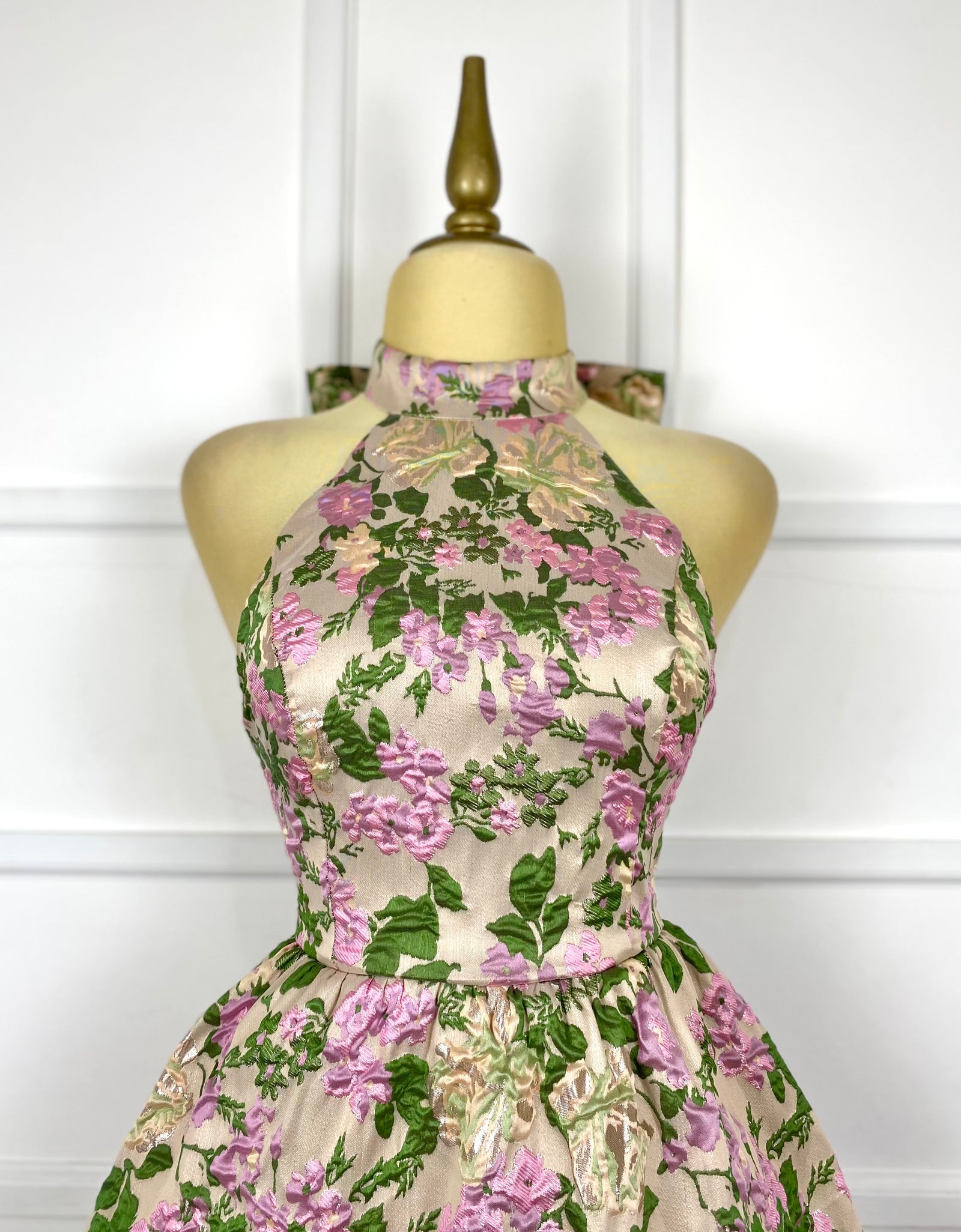 Vestido beige con flores y brocado