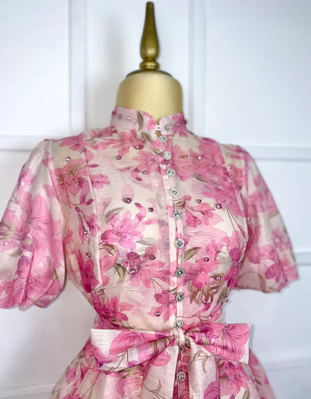 Vestido flores rosas con pedrería y listón