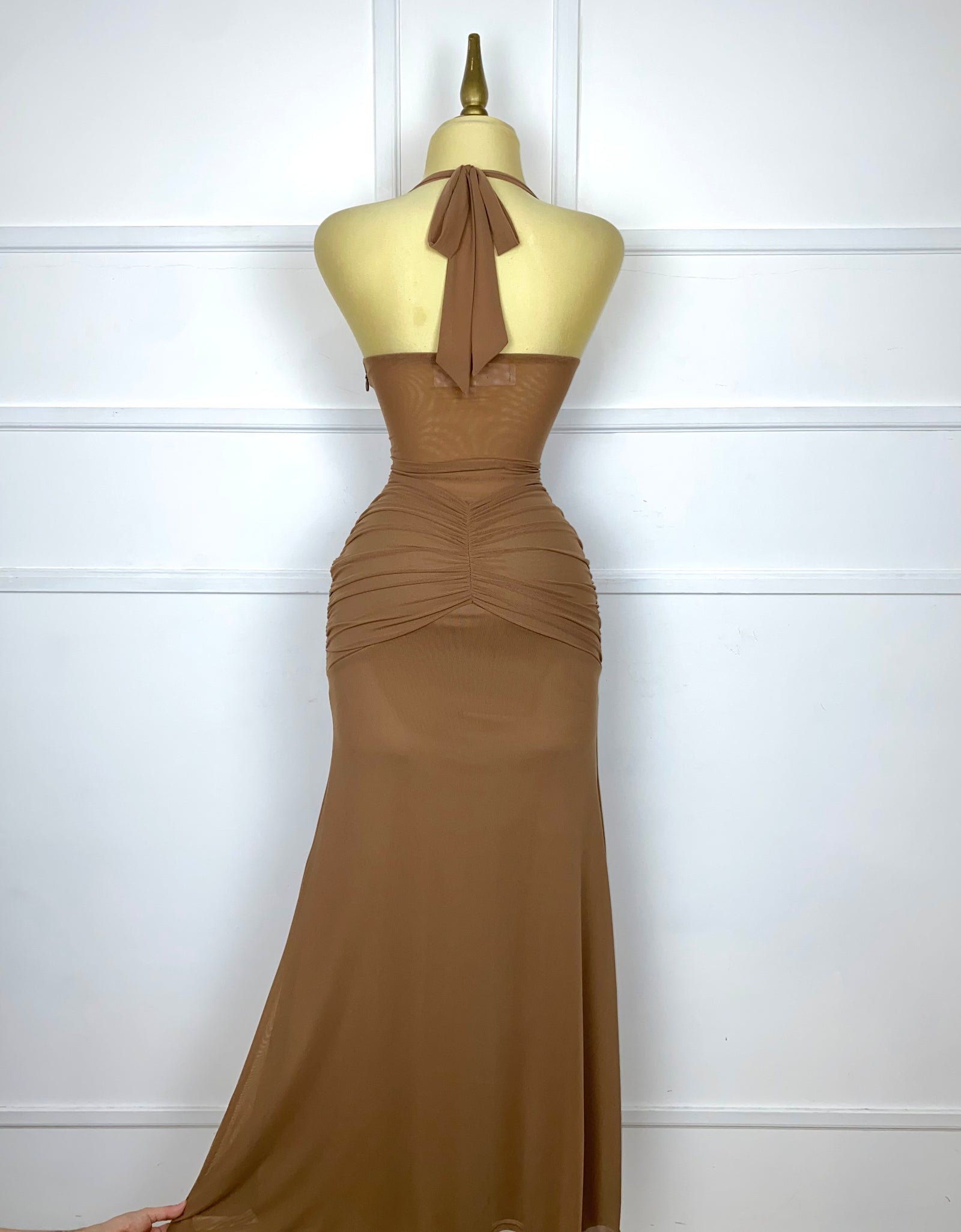 Vestido café largo drapeado con transparencia