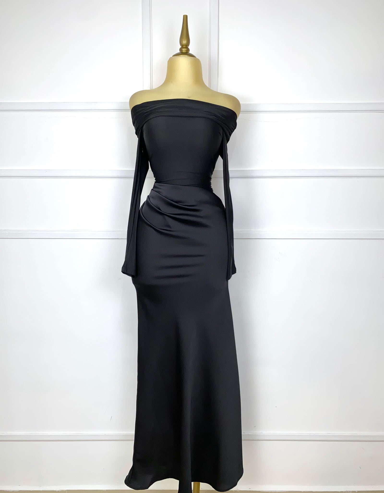 Vestido negro liso (bodysuit por debajo)