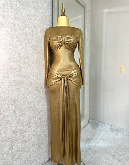 Vestido largo dorado con nudo