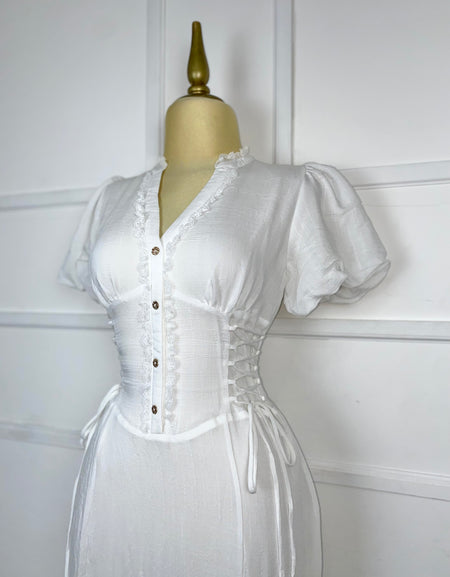 Vestido blanco con encaje y abertura