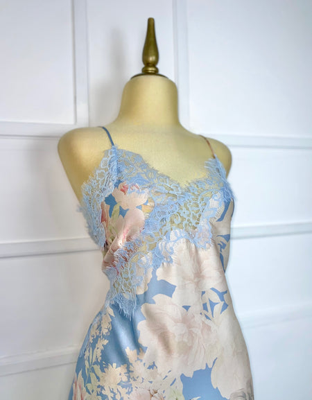 Vestido azul con flores y encaje