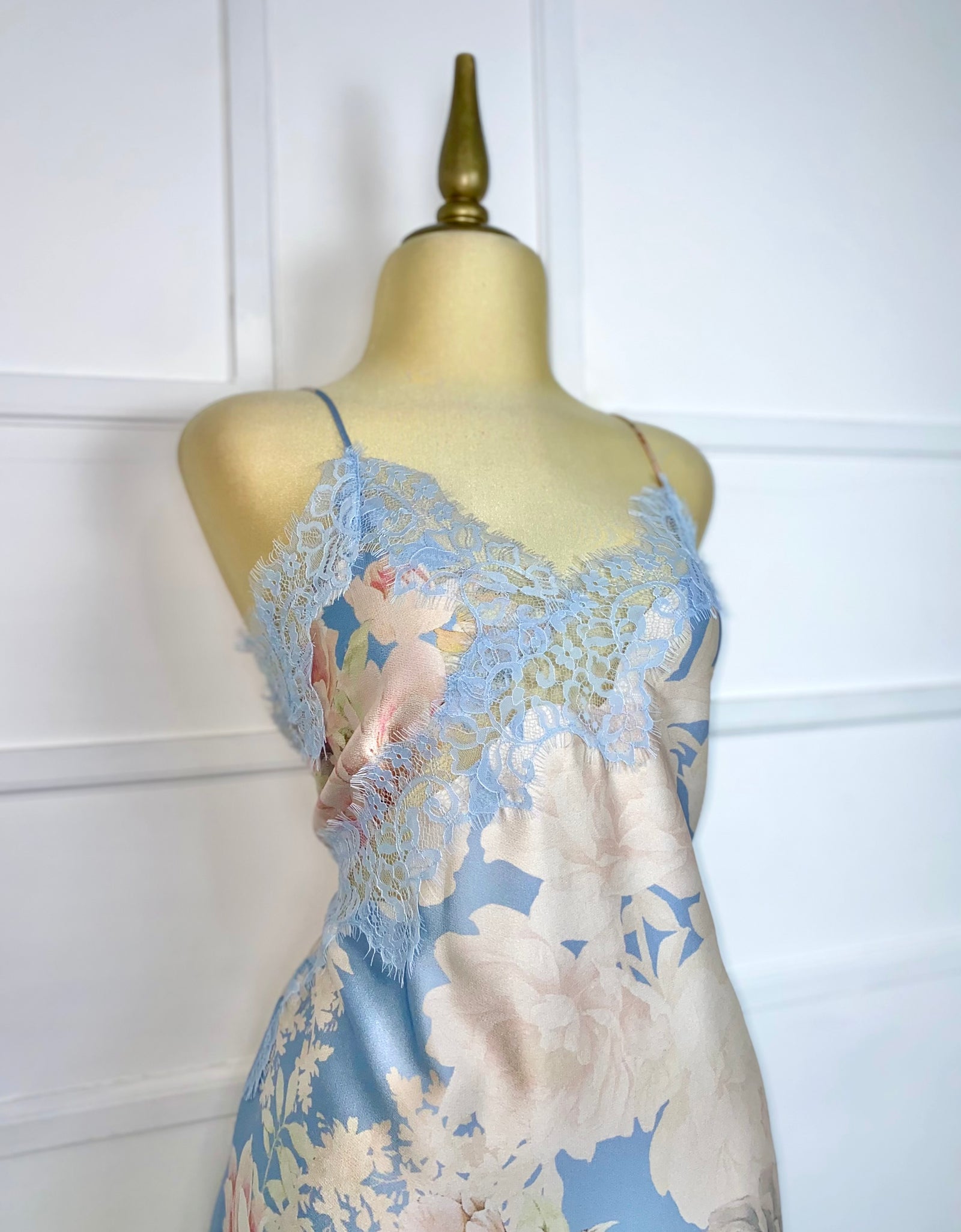 Vestido azul con flores y encaje