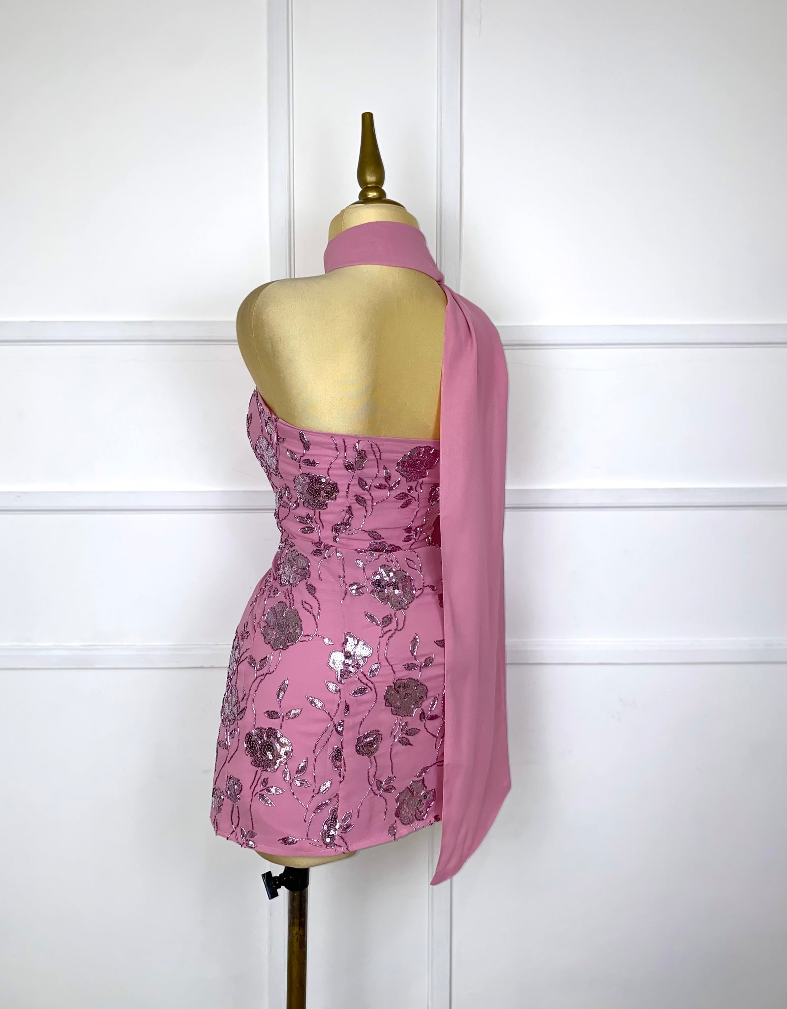 Vestido rosa corto con lentejuelas y listón