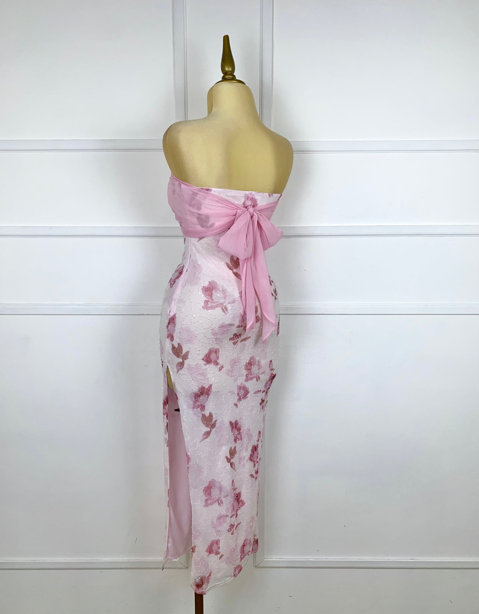 Vestido midi rosa con chaquiras
