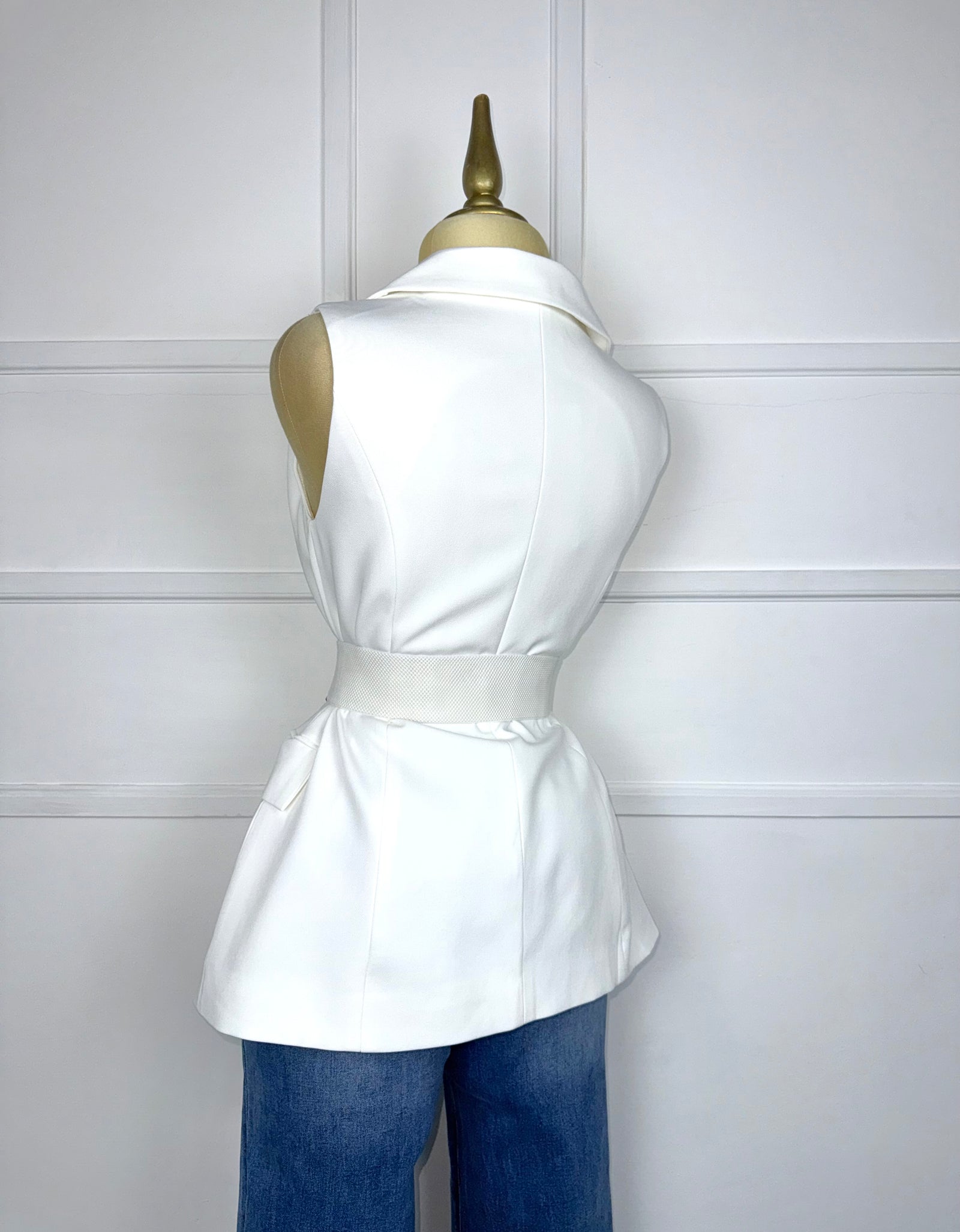 Blazer blanco con cinto hebillas doradas