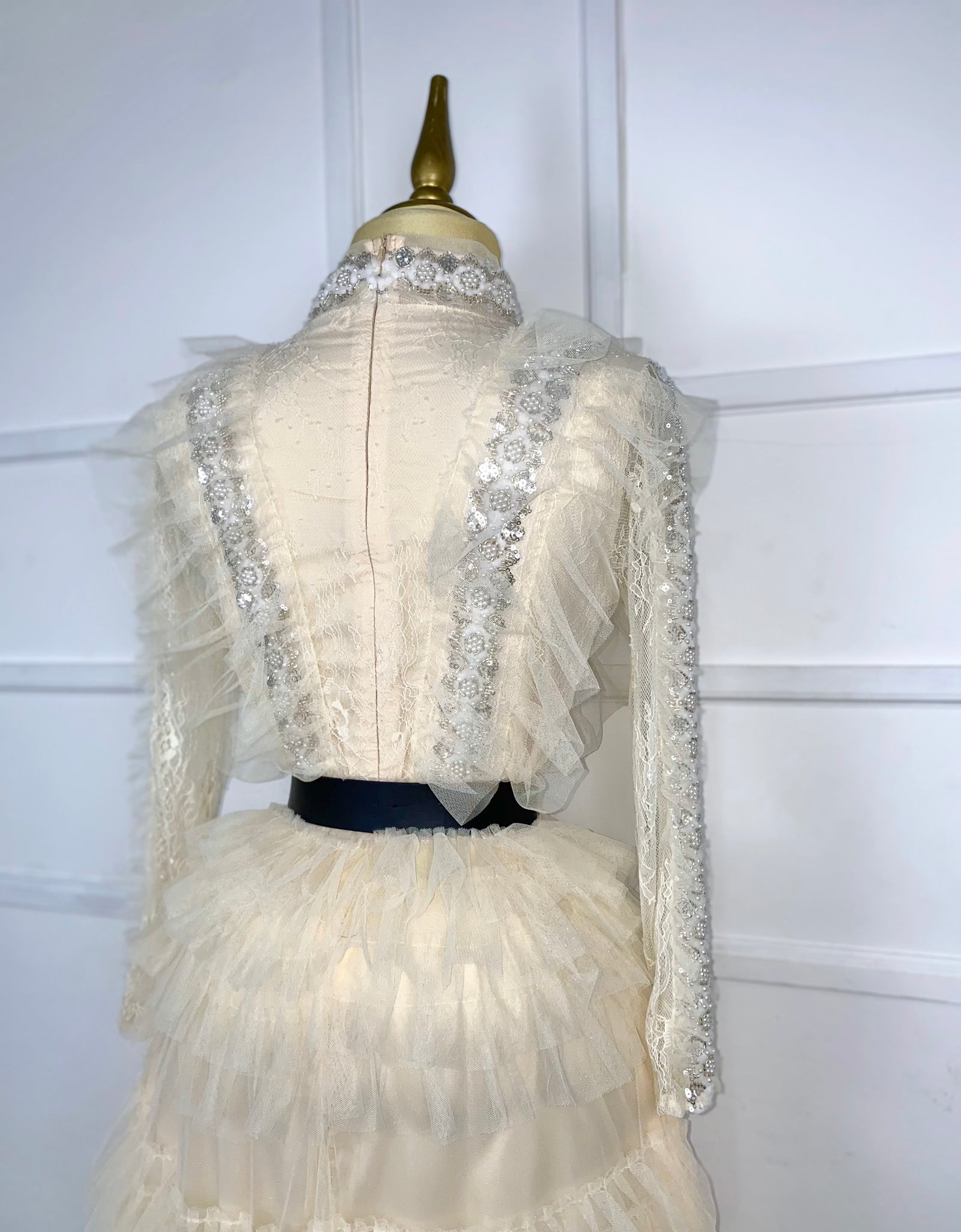 Vestido largo beige de tul con pedrería