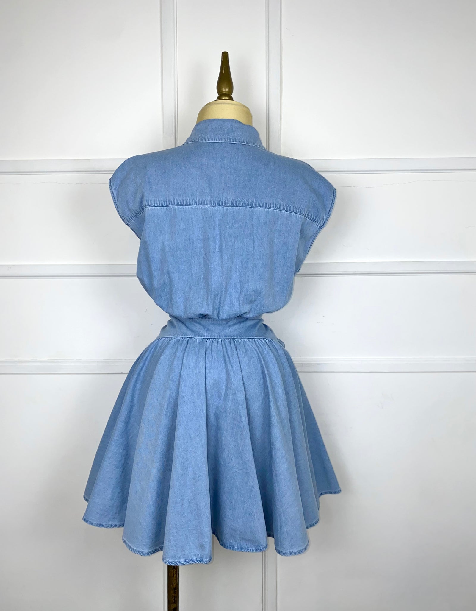 Vestido corto de mezclilla con botones