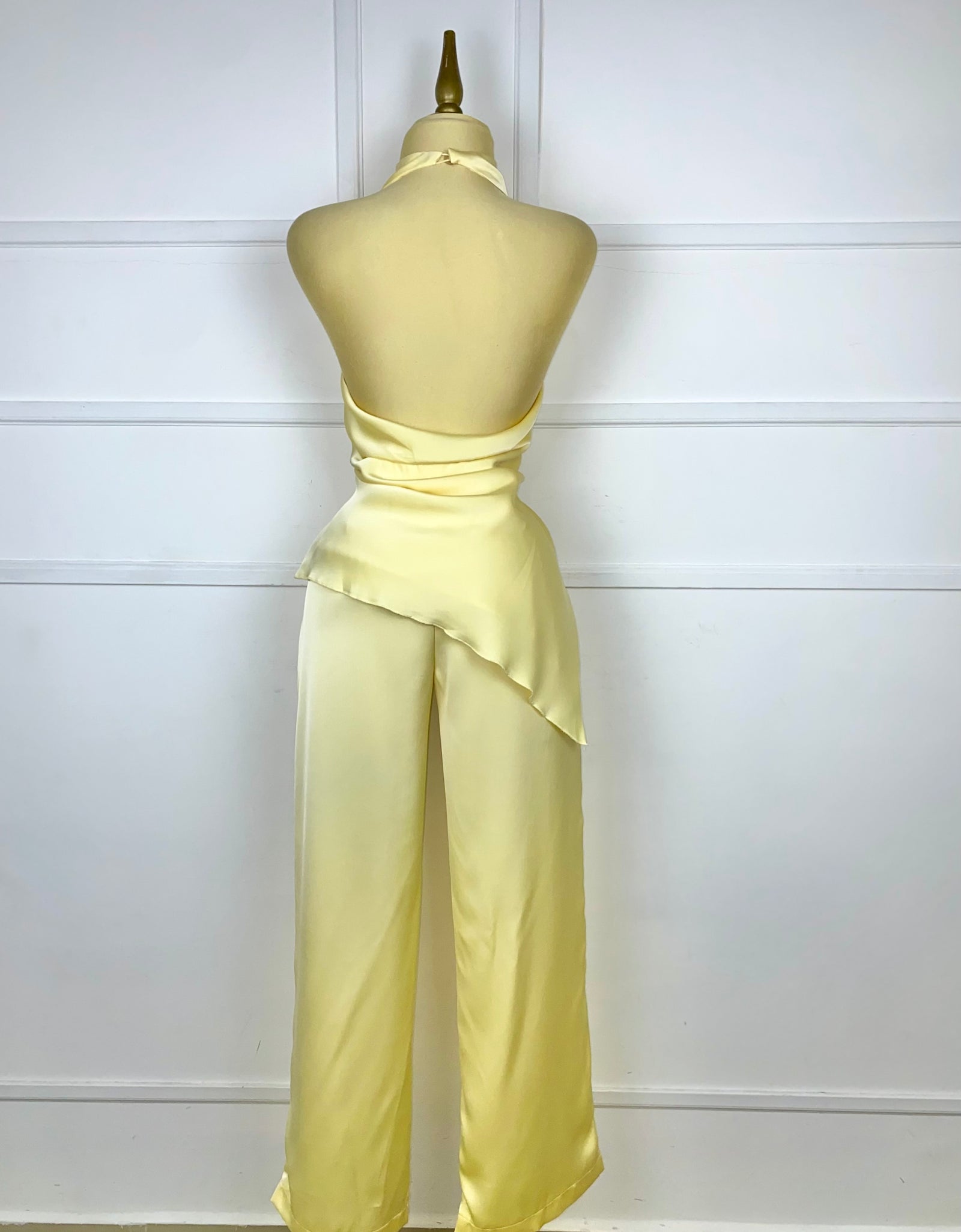 Set amarillo satín asimétrico