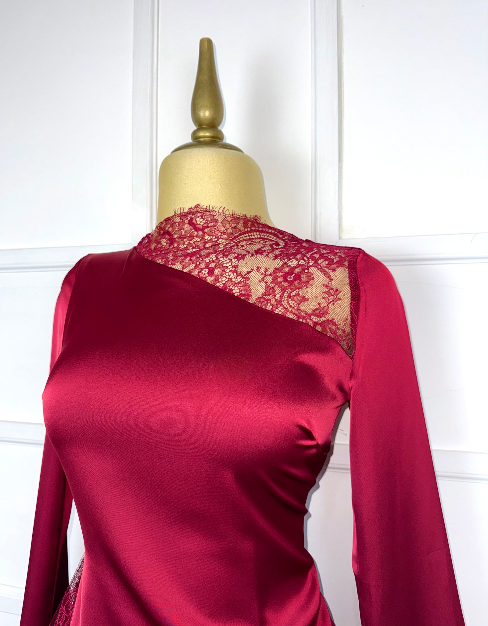 Vestido tinto satinado con encaje