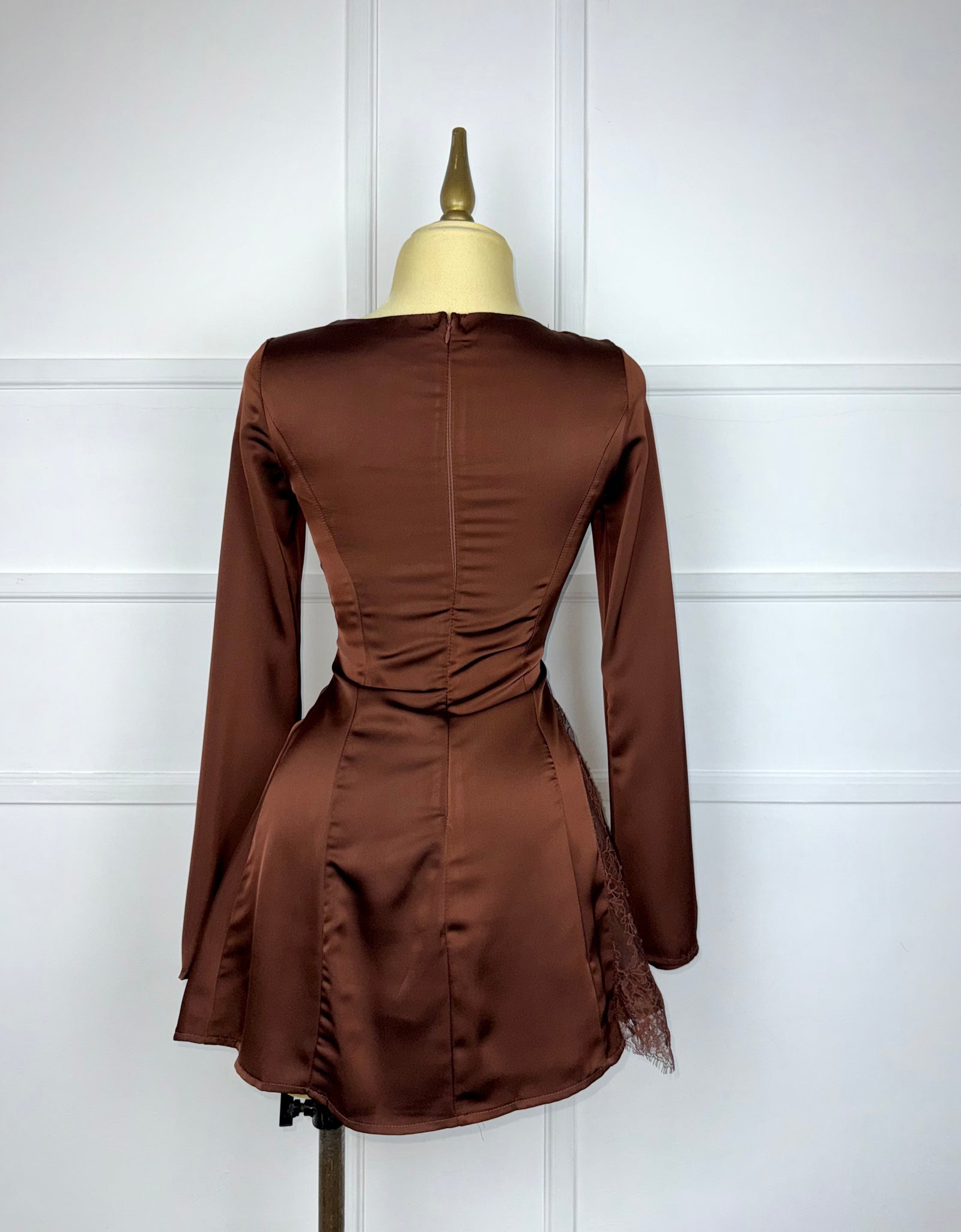 Vestido café satín con encaje
