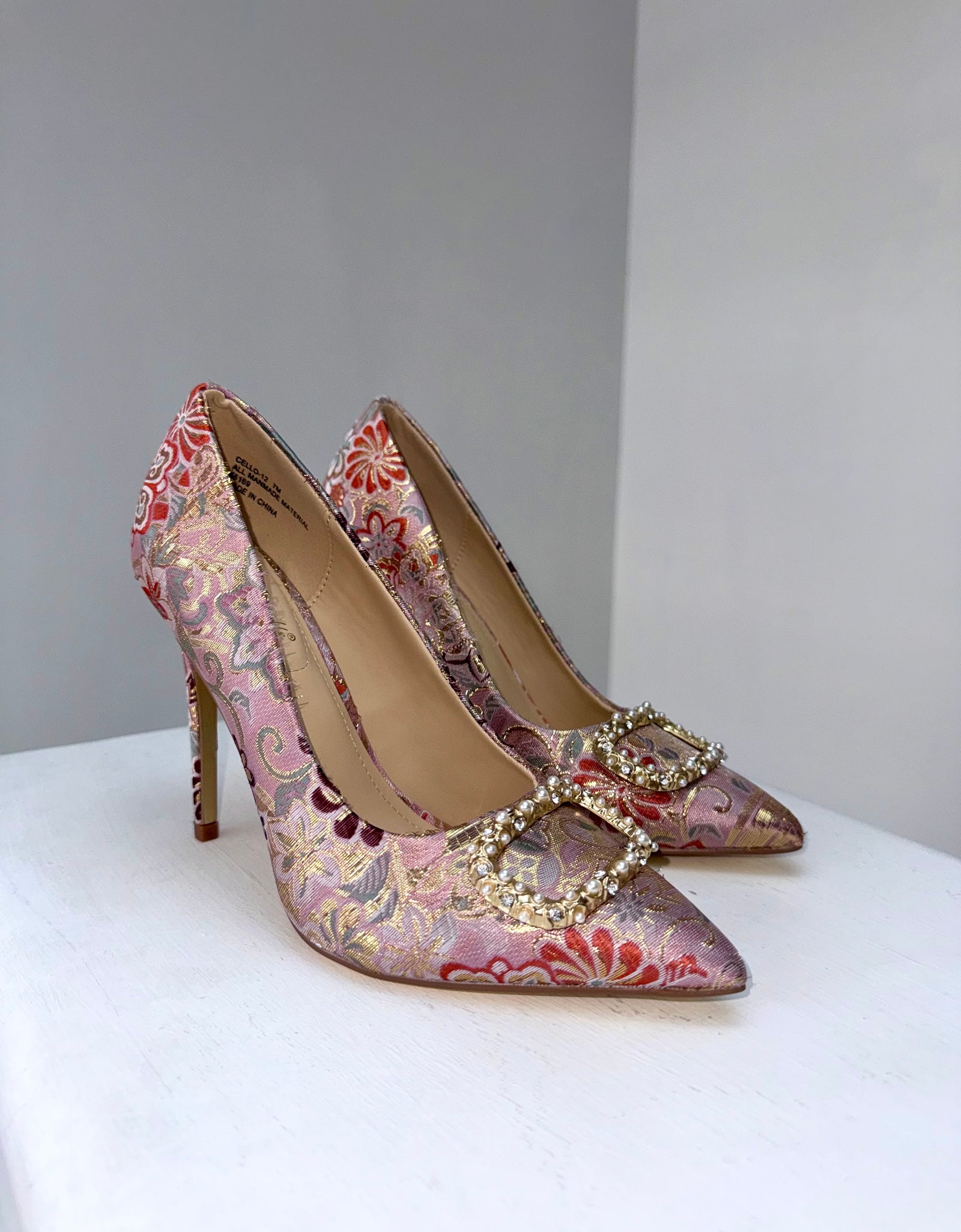Zapatillas estampado con perlas y pedreria