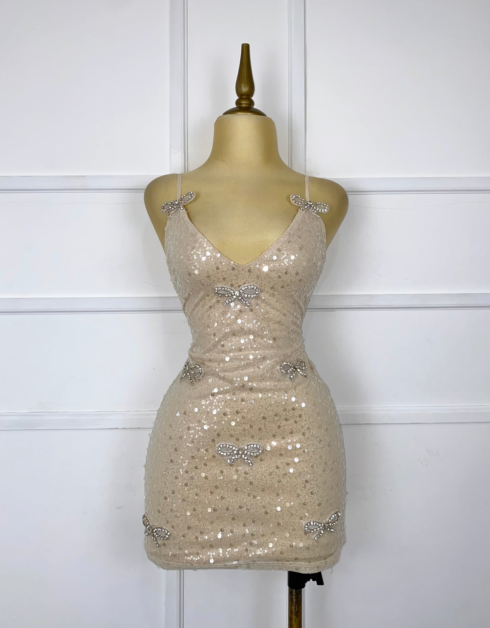 Vestido champagne con lentejuela y moños