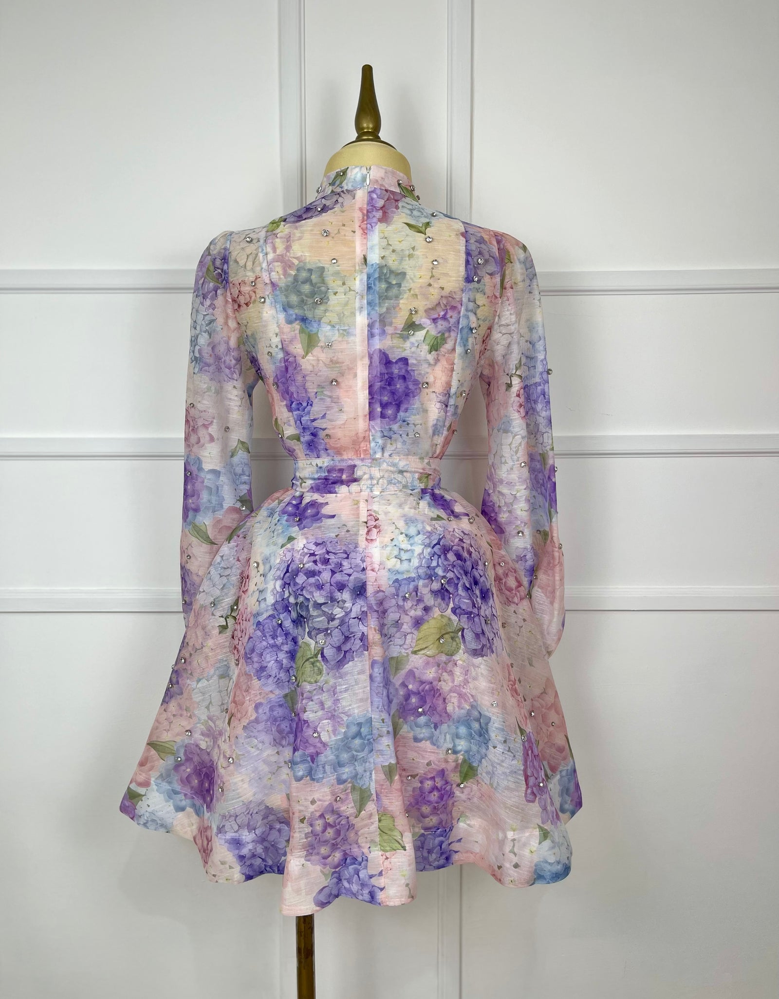 Vestido con flores y pedrería