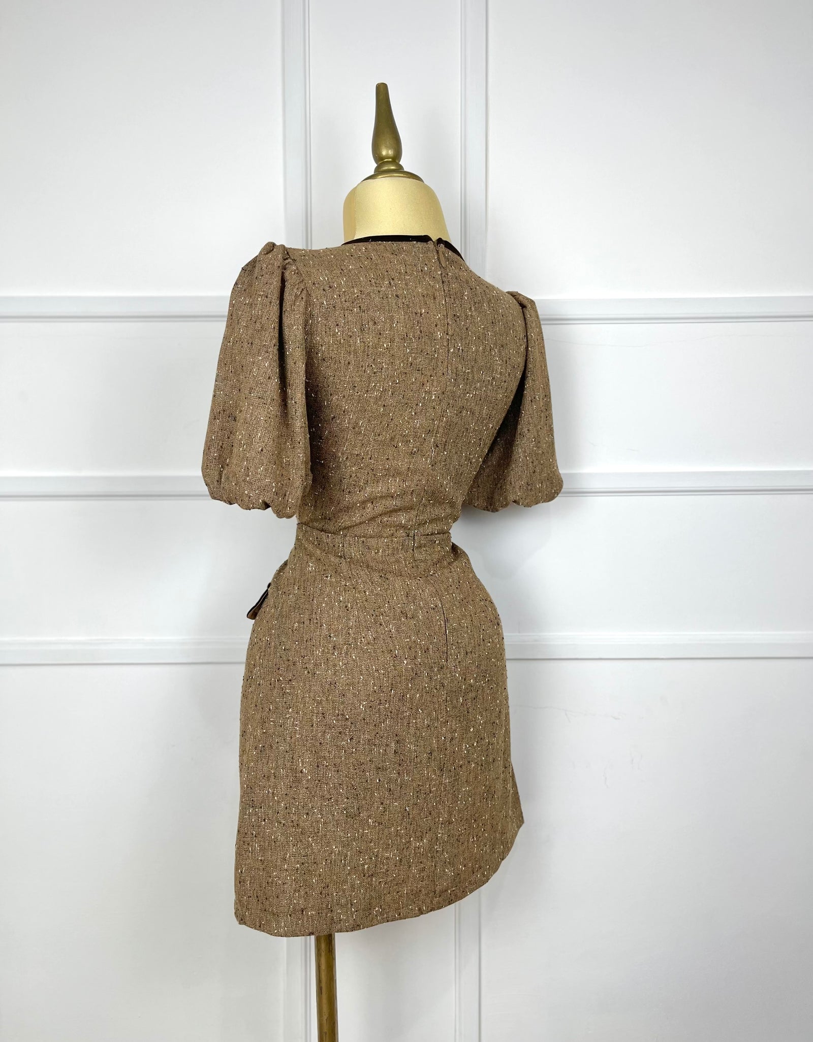 Vestido café multi con moñitos gamuza