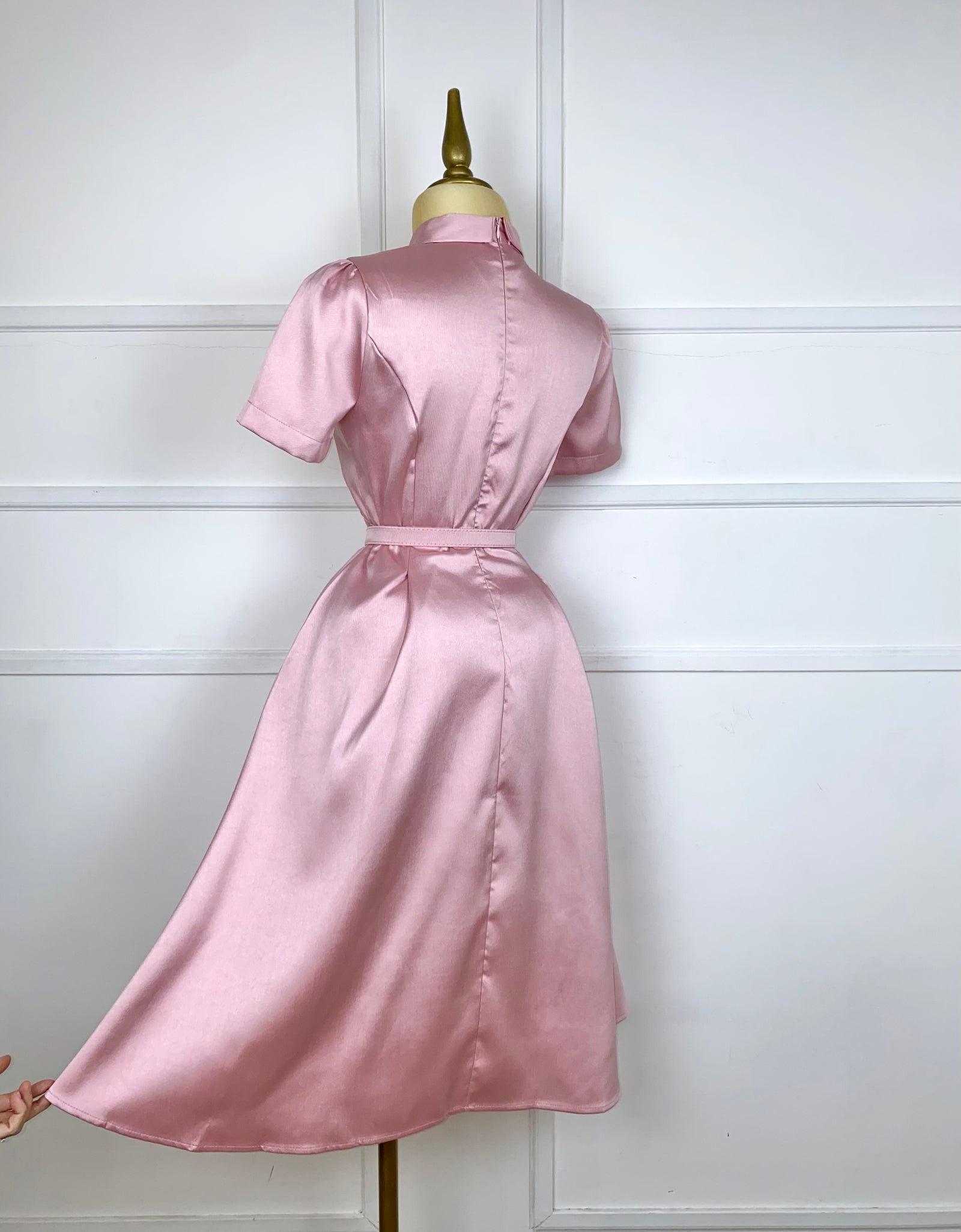 Vestido rosa midi satín con cinto