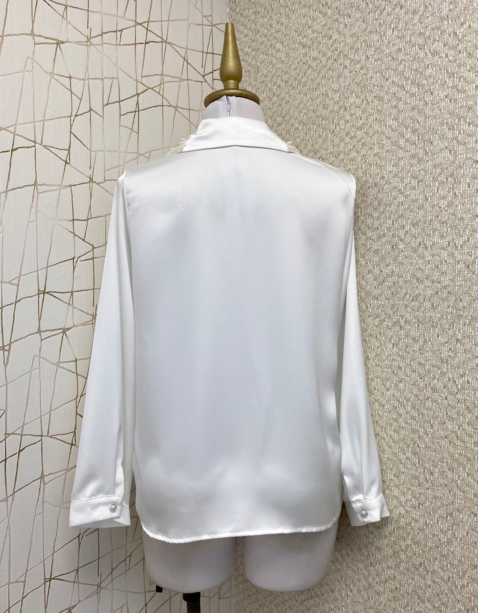 Camisa blanca con perlas