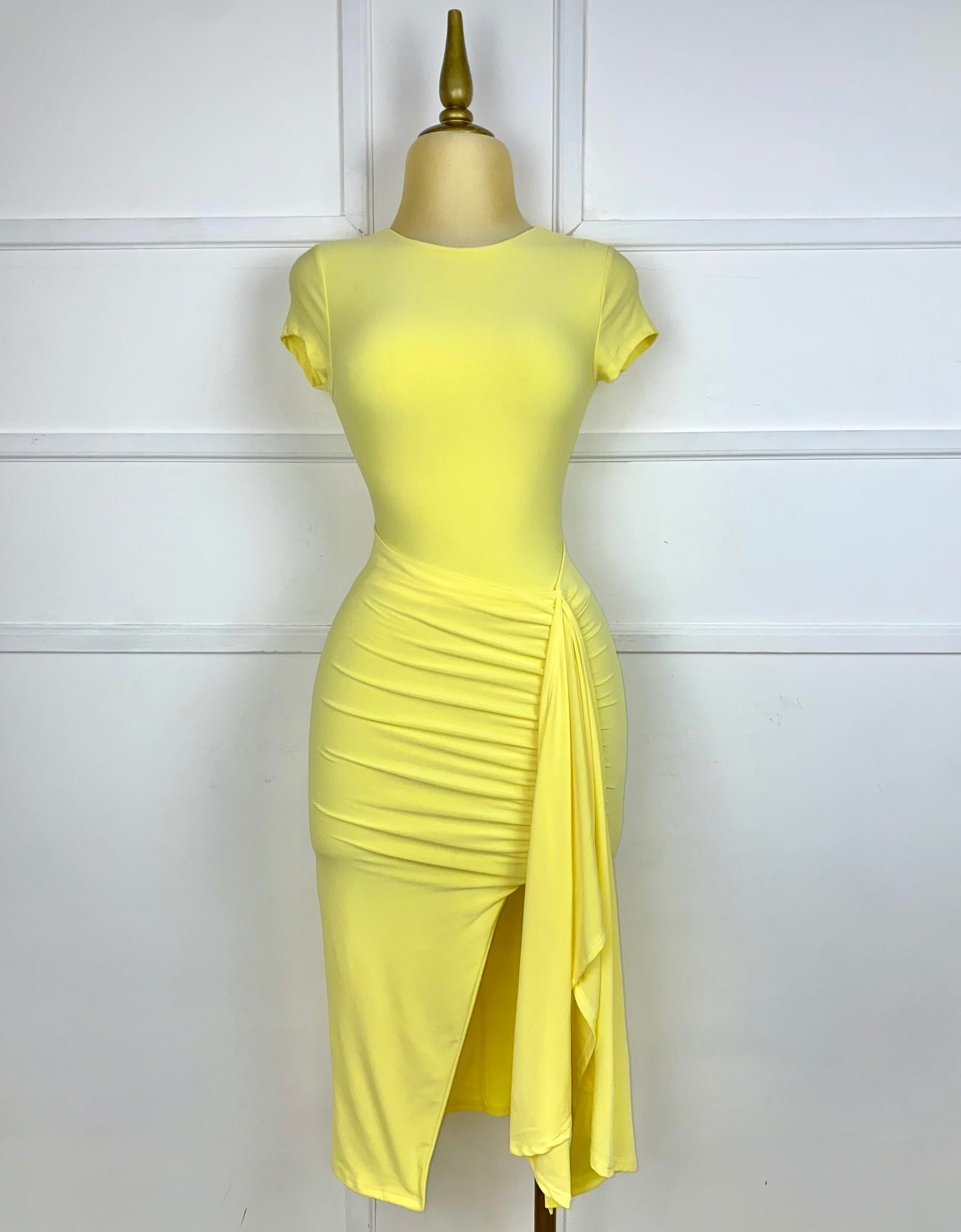 Vestido amarillo stretch con olán