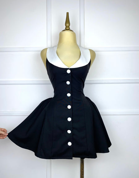 Vestido negro con botones blancos