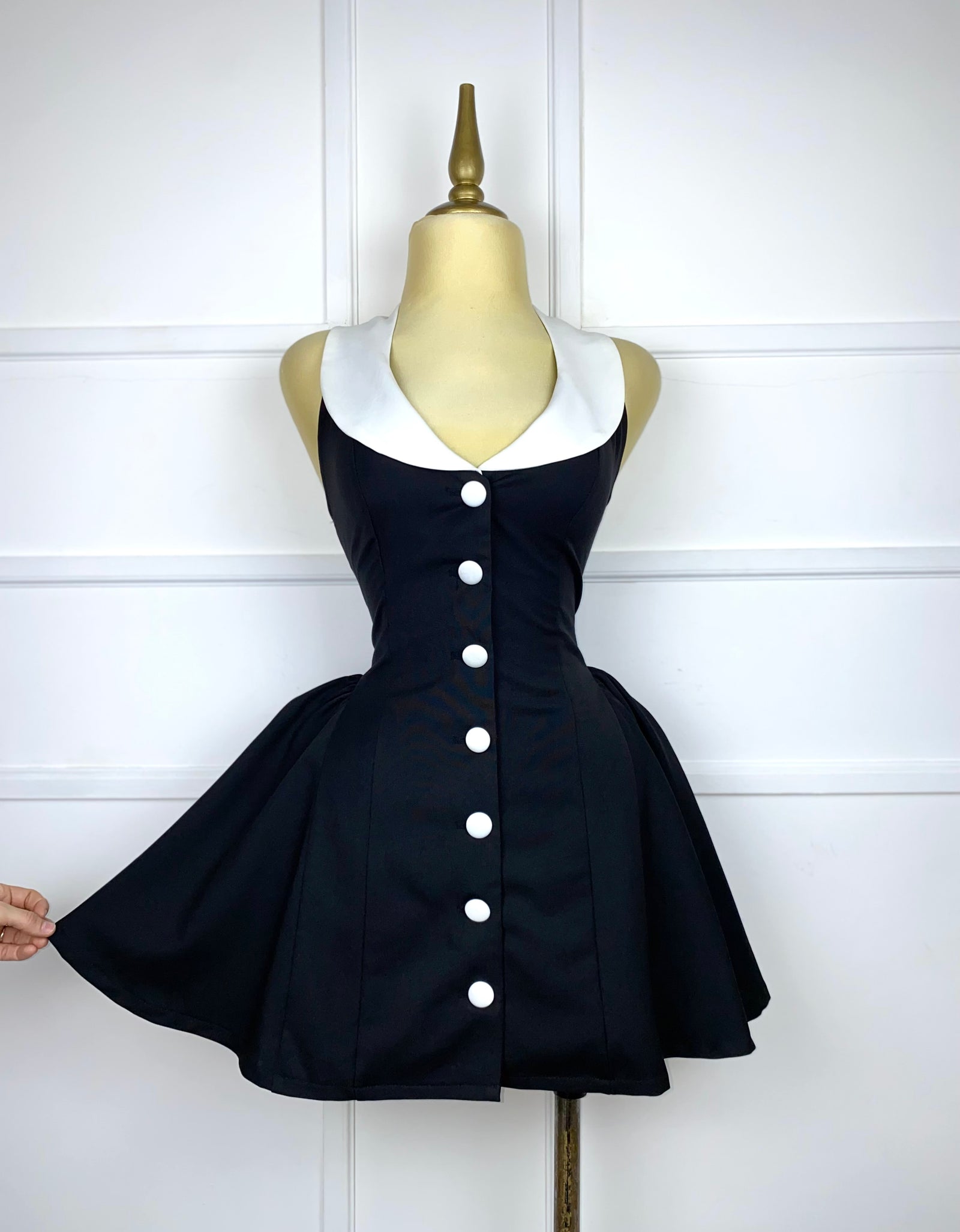 Vestido negro con botones blancos