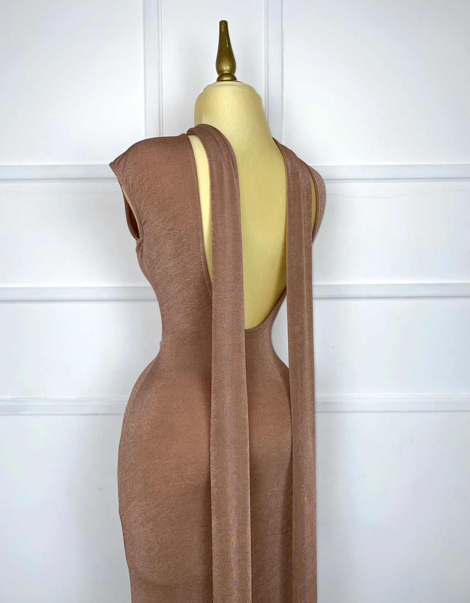 Vestido café largo stretch con listones