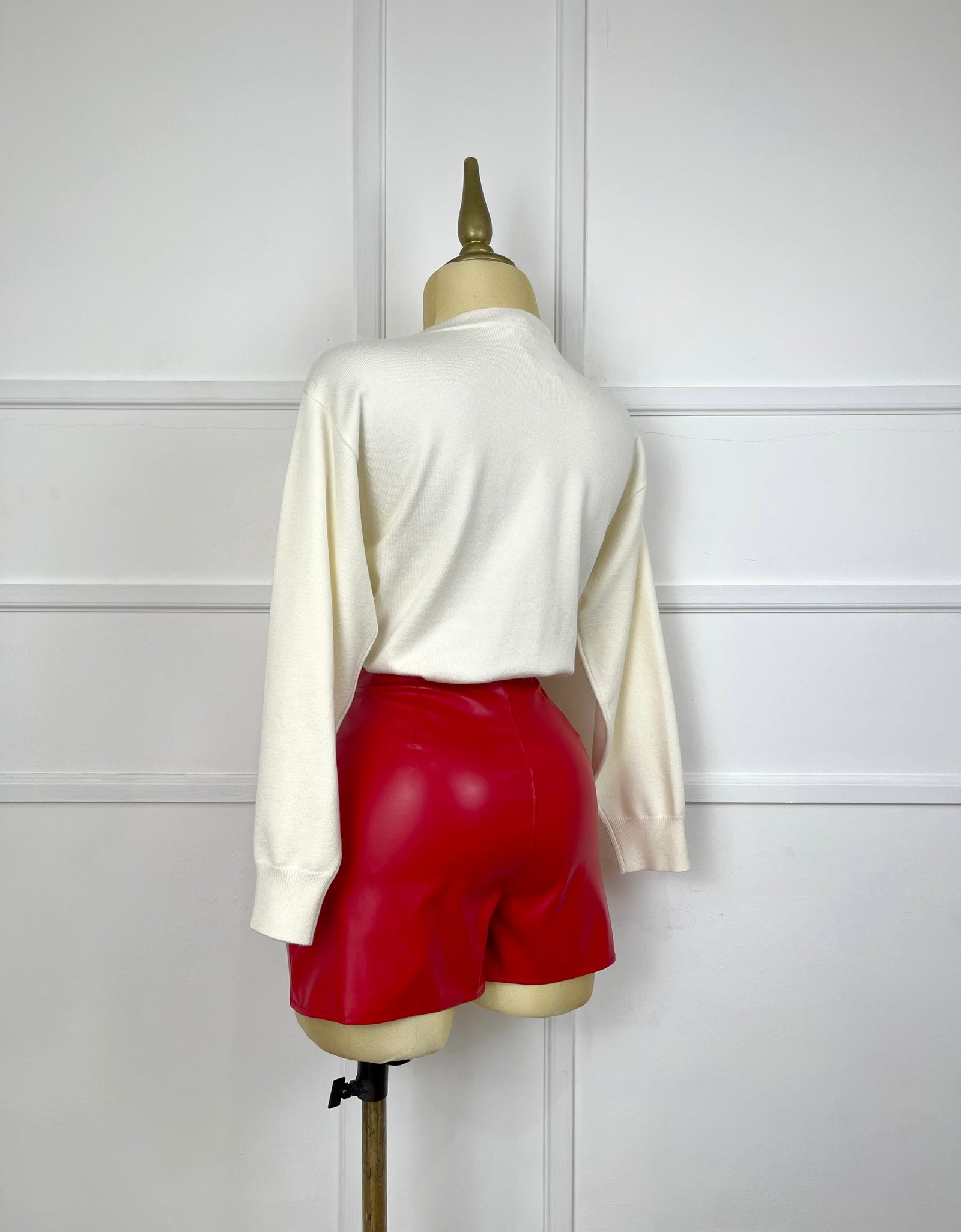 Suéter beige con moños rojos