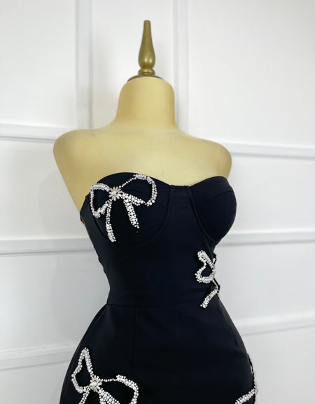 Vestido negro con moños