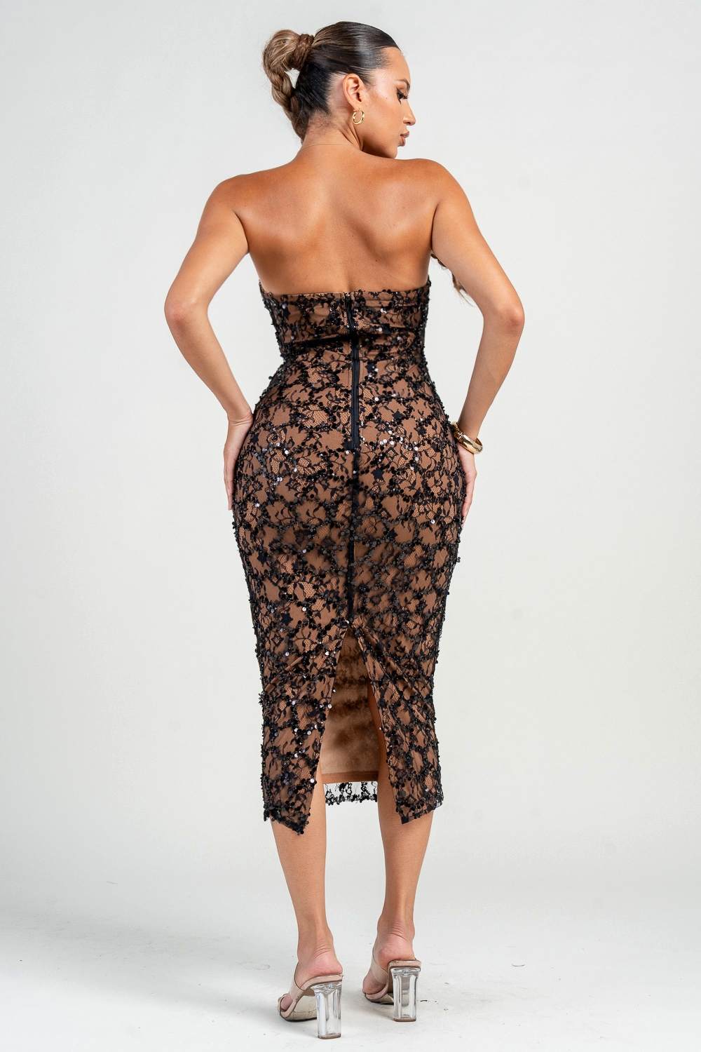 Vestido midi nude con pedrería y copas