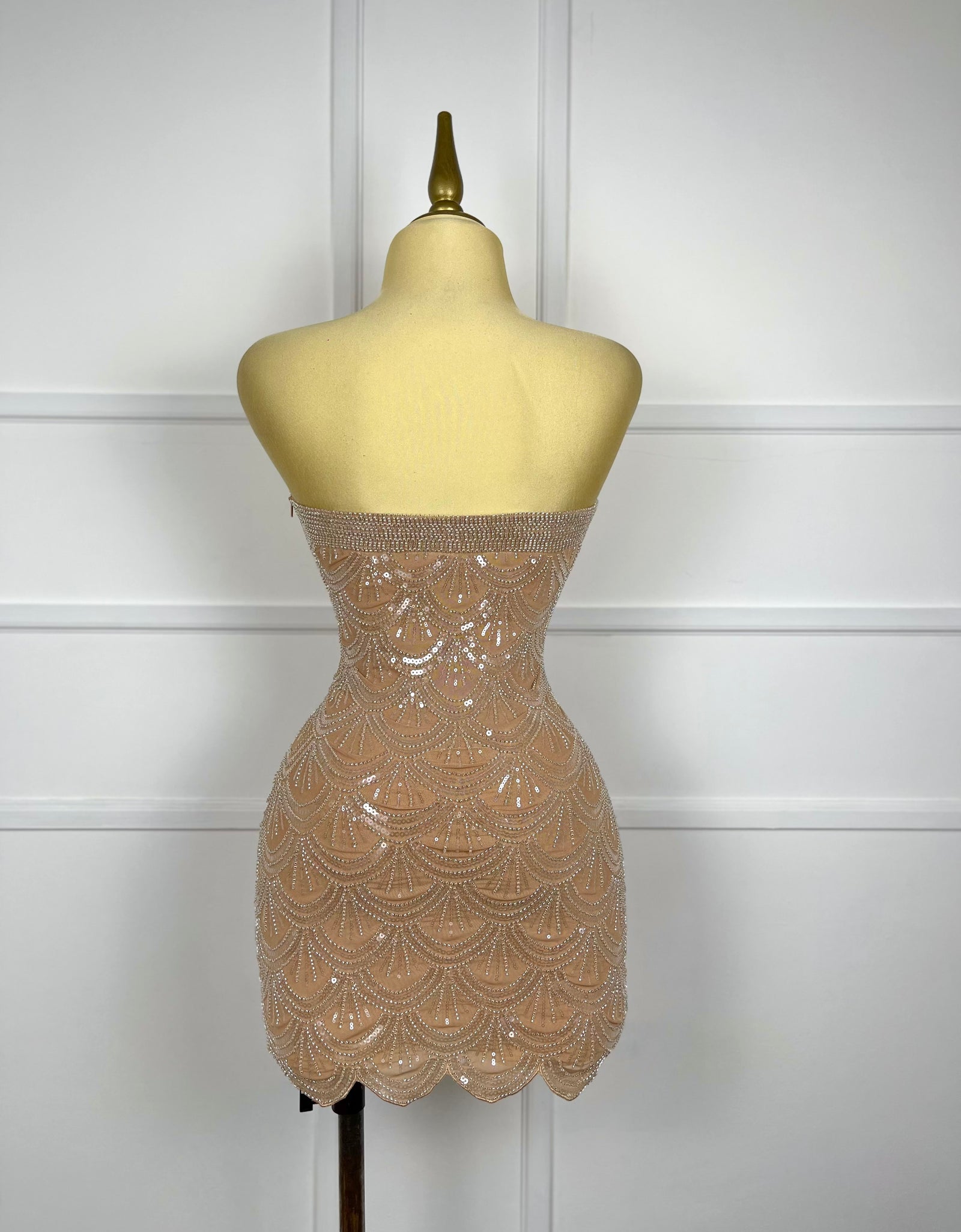 Vestido nude con pedrería y lentejuelas